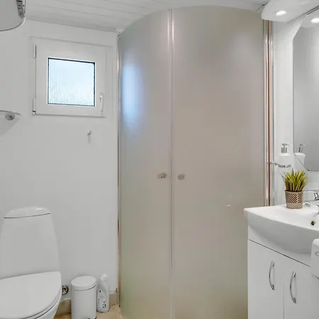 Cozy With Modern Facilities Close To The Water Holiday home